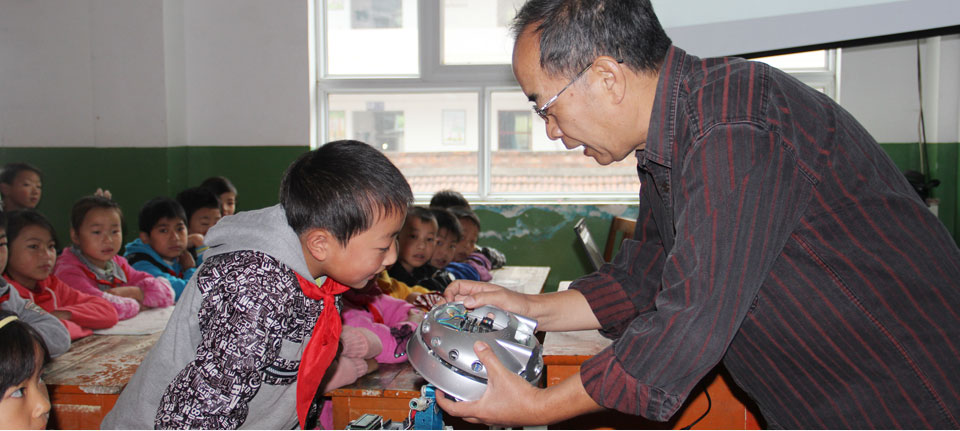 沙老师在给学生讲课 沙有威老师在给学生讲课